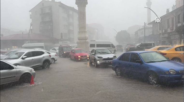 Bayburt'u sağanak vurdu! Cadde ve sokaklar göle döndü 13